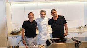 השף אסף גרניט והבעלים של המסעדה, צילום: נוי נפתלי